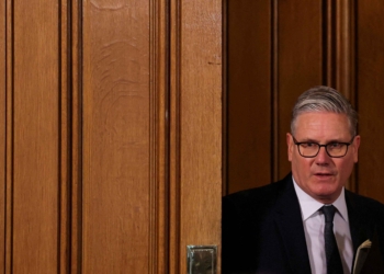 英國首相斯塔默無視下臺呼聲，稱將繼續執政