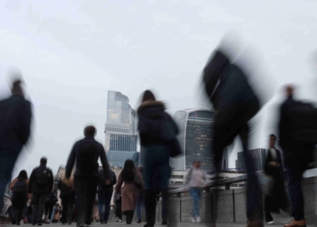 英國在“迷失的一代”警告後承諾提供30萬個青年崗位