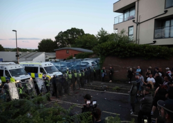 英國警方因給瀕死學生戴手銬面臨壓力