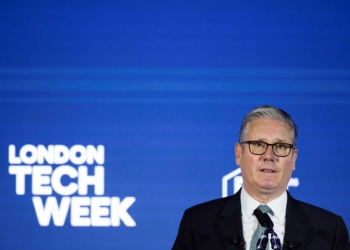 英國首相斯塔默稱，大型科技公司必須阻止青少年傳播裸照