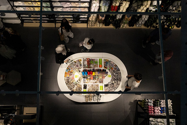 並特朗普實施新的全球關稅，引發貿易夥伴抗議