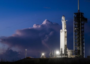 SpaceX獵鷹重型火箭39A工位垂直豎立，今晚發射羅曼望遠鏡
