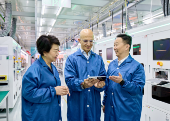 iPhone Duo預售前夕，蘋果COO到訪富士康並回應產能情況：正擴大生產規模